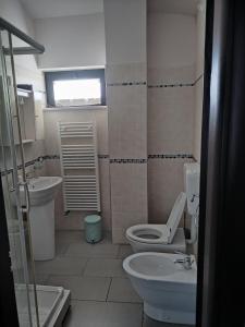 La salle de bains est pourvue de toilettes et d'un lavabo. dans l'établissement Dimora Rurale Valerio, à Cercemaggiore