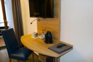 Una mesa en una habitación con teléfono. en Hotel Casa Maria, en Halblech