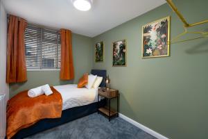 un dormitorio con una cama y una ventana en The Blue Barbican Flat- spacious, stylish, in a perfect location and accessible, en Plymouth