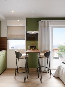 cocina con mesa y 2 sillas en una habitación en Appart Hotel Neostelia n 101, en Annecy
