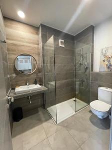 La salle de bains est pourvue d'une douche, de toilettes et d'un lavabo. dans l'établissement Beautiful chalet in Il Monte Galala المونت جلالة ch15-01-01, à Ain Sokhna
