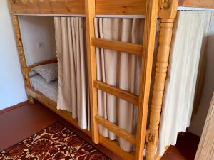 Кровать или кровати в номере Salom Hostel