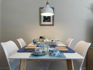 une table en porcelaine bleue et blanche dans l'établissement MS Norderaue, Sandwall, à Wyk auf Föhr