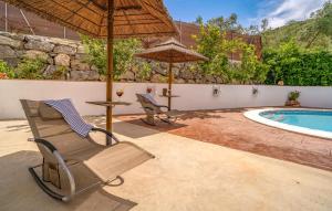 Piscina en o cerca de 4 Bedroom Cozy Home In Iznajar