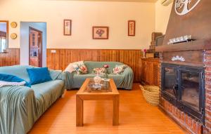 Zona de estar de 4 Bedroom Cozy Home In Iznajar