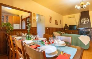 Bebidas en 4 Bedroom Cozy Home In Iznajar