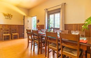 Zona de estar de 4 Bedroom Cozy Home In Iznajar