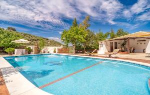 una piscina en un complejo con una montaña en el fondo en 4 Bedroom Cozy Home In Iznajar, en Iznájar