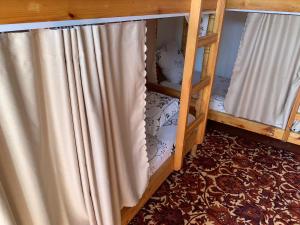 2 literas en una habitación con cortina en Salom Hostel en Panjakent