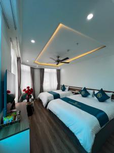 a bedroom with two beds and a ceiling fan at Mộc châu Paradise in Làng Môn