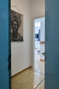 ein Bild einer Frau an einer Wand in einem Raum in der Unterkunft STUDIO Apartment Lugano SeaUAthens in Athen