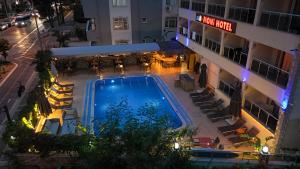 Bazén v ubytování Moni Hotel nebo v jeho okolí