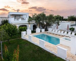 维拉诺瓦Masseria della Piana的房屋后院的游泳池
