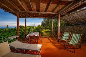 patio z krzesłami, stołem i krzesłami w obiekcie Il Cottage di Villa Sveva, splendida vista mare w mieście Porto Santo Stefano