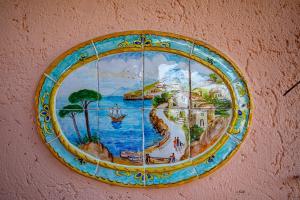 talerz na ścianie z obrazem na nim w obiekcie Il Cottage di Villa Sveva, splendida vista mare w mieście Porto Santo Stefano +24 zdjęcia