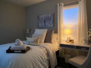 - une chambre avec un lit blanc et une fenêtre dans l'établissement Peace of Cleveland 2bdrm Plus Semi Private Study with Futon 1st Floor Apartment Pets Welcomed, Family Friendly, à Cleveland