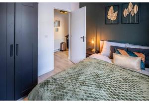 ein Schlafzimmer mit einem großen Bett in einem Zimmer in der Unterkunft B&k Urban City Suites in Tilburg