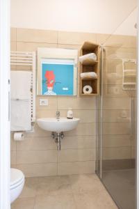 La salle de bains est pourvue d'un lavabo et de toilettes. dans l'établissement Ostello della Gioventù Brindisi, à Brindisi