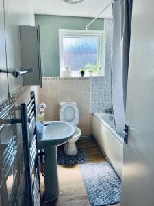 uma casa de banho com um lavatório, um WC e uma banheira em Holiday Home in Canterbury em Kent