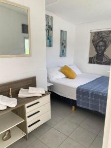 1 Schlafzimmer mit 2 Betten, einem Schreibtisch und einem Spiegel in der Unterkunft Popi's Apartment in Goníai