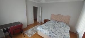 Postel nebo postele na pokoji v ubytování Aydın apart