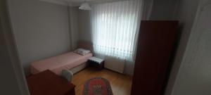 Postel nebo postele na pokoji v ubytování Aydın apart