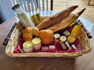 un cesto pieno di pane e altri prodotti su un tavolo di Au pied des terrils a Loos-en-Gohelle