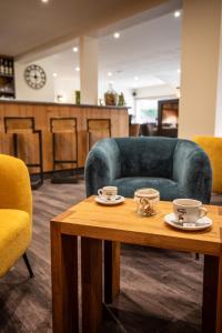 sala de estar con mesa de centro y sofá en Logis Le Vernay, en Autrans