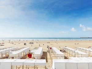 レ・サ​​ーブル・ドロンヌにあるAppartement Les Sables-d'Olonne, 3 pièces, 6 personnes - FR-1-92-644の白い傘と人々のいるビーチ