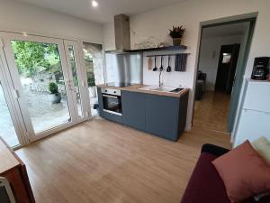 Dapur atau dapur kecil di Gite lumineux avec jardin, terrasse et vue