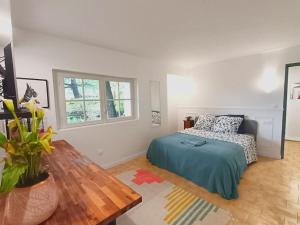 Tempat tidur dalam kamar di Gite lumineux avec jardin, terrasse et vue