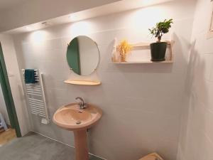 Kamar mandi di Gite lumineux avec jardin, terrasse et vue