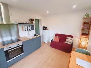 Dapur atau dapur kecil di Gite lumineux avec jardin, terrasse et vue