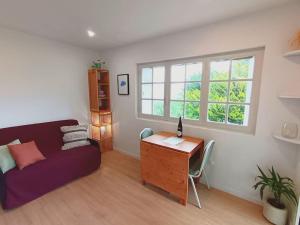 Area tempat duduk di Gite lumineux avec jardin, terrasse et vue