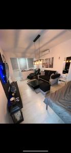 un ampio soggiorno con divani e TV di Apartman Paola - massage chair- 0-24 self check IN OUT- Županja a Županja