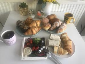 ロンドンにあるNorfolk Houseの食べ物の皿が3枚置かれたテーブル