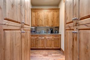 cocina con armarios de madera y encimera en Trail Creek Canyon Ranch 1055 by Moose Management, en Oakley