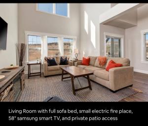 un soggiorno con divano-letto matrimoniale e piccolo camino elettrico di Wasatch Springs 13804 by Moose Management a Park City