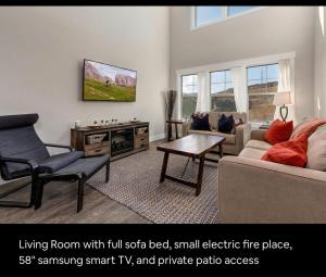un soggiorno con divano-letto matrimoniale e piccolo camino elettrico di Wasatch Springs 13804 by Moose Management a Park City