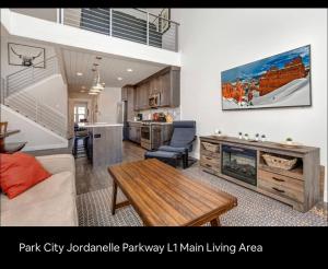 帕克城的住宿－Wasatch Springs 13804 by Moose Management，带沙发和桌子的客厅以及厨房。