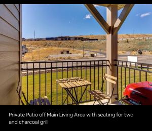 un patio con tavolo e sedie sul balcone. di Wasatch Springs 13804 by Moose Management a Park City