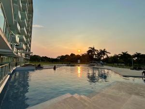una grande piscina di fronte a un edificio di Caribean View Of Bala Beach a María Chiquita