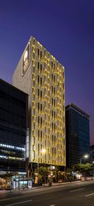 首爾的住宿－設計師林擁軍江南尊貴酒店，一座高大的建筑,上面有钟
