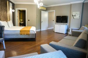 um quarto de hotel com uma cama e uma televisão em Vital Thermal Hotel & SPA em Termal