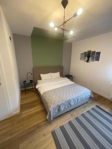 1 dormitorio con 1 cama y ventilador de techo en Rooms, en Bacău