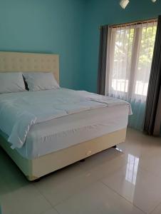 Łóżko lub łóżka w pokoju w obiekcie RIUNG LALONG TERONG Guest House