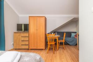 斯特迦納的住宿－Pokoje - Stegna Nadmorski Klimat，一间卧室配有桌椅和一张床