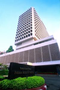 un edificio alto con un cartel delante en Indra Regent Hotel, en Bangkok