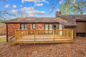 una casa con una gran terraza frente a ella en The Homeplace Abode, en Fayetteville