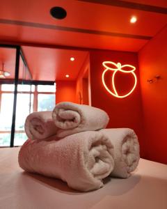 a pile of towels sitting on a table in a room at Andar de Cima Suítes in Sao Paulo +22 photos